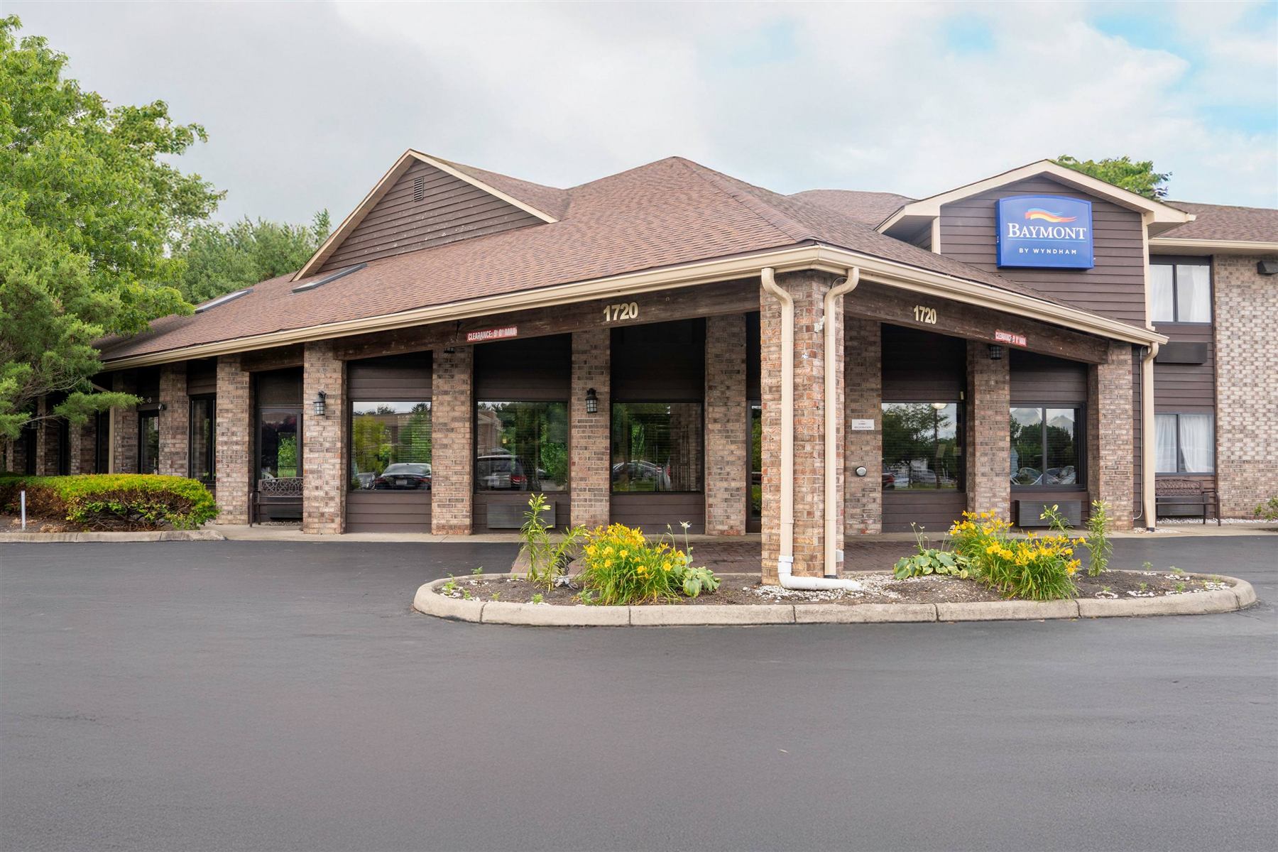 Baymont Delaware hotel entrance